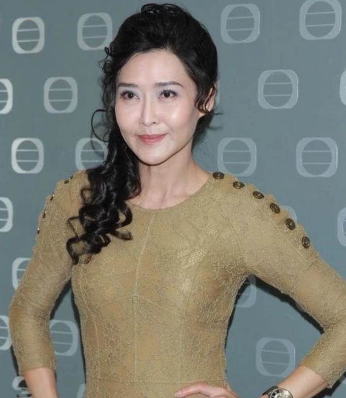 「一代艷星」葉玉卿嫁入豪門，5年生3胎，結婚27年她竟活成這樣了！