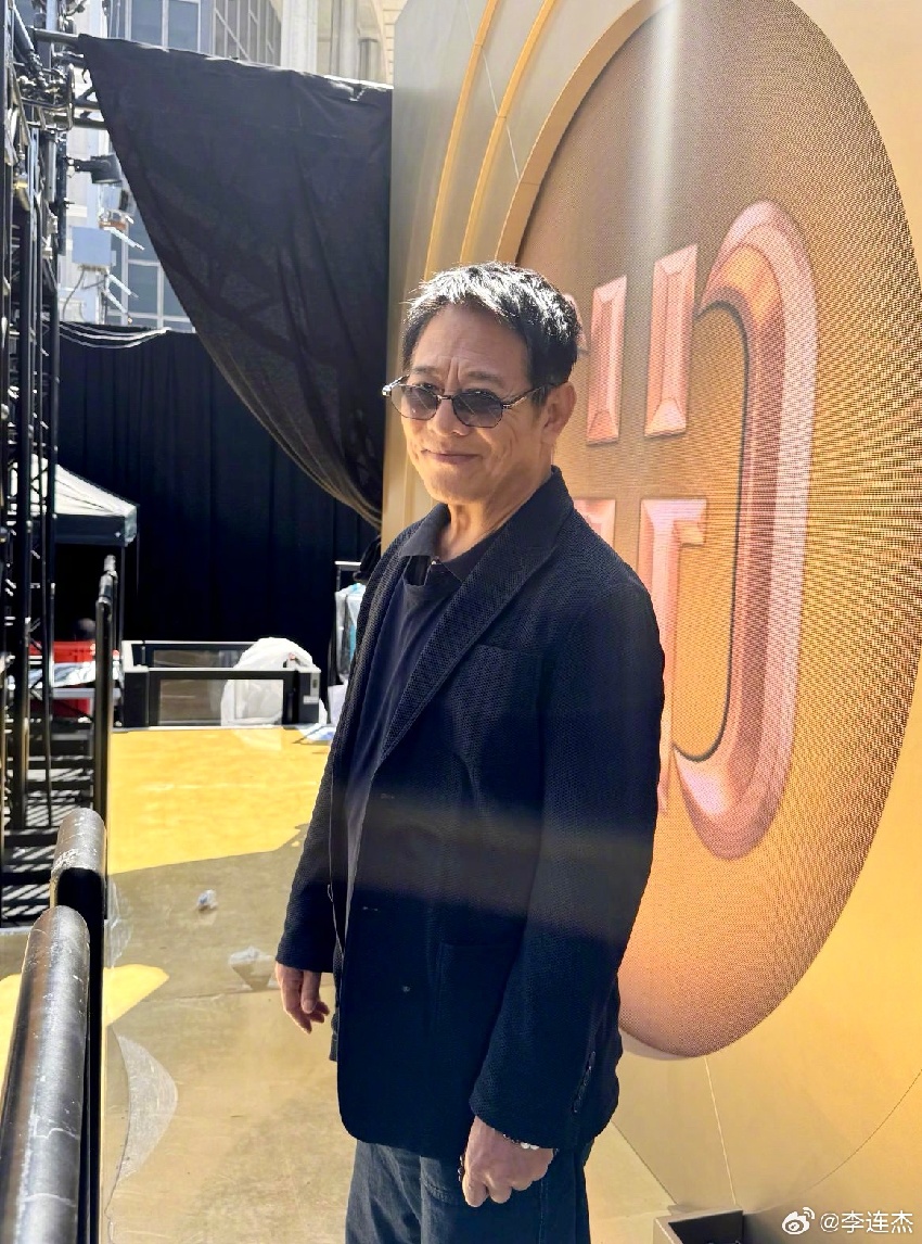 李連杰發文談與利智婚姻現狀:在家穿情侶T恤,打乒乓球不爭輸贏