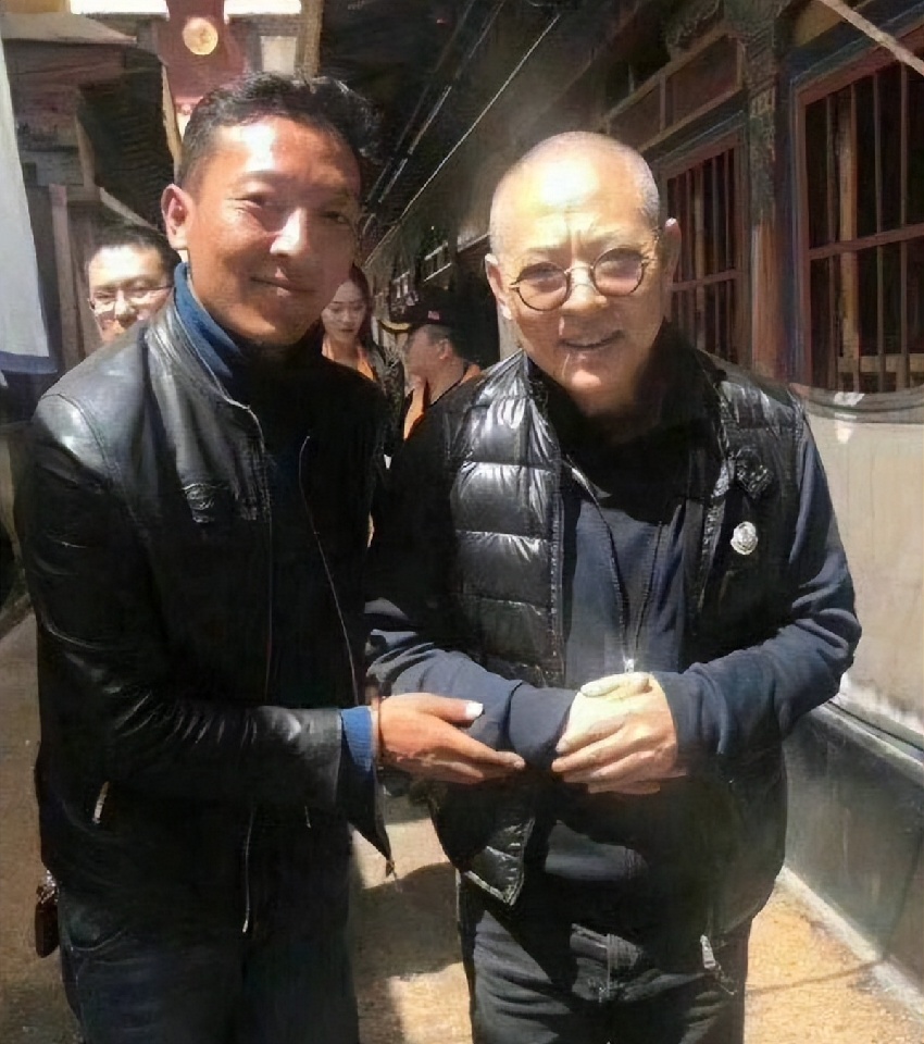 李連杰發文談與利智婚姻現狀:在家穿情侶T恤,打乒乓球不爭輸贏