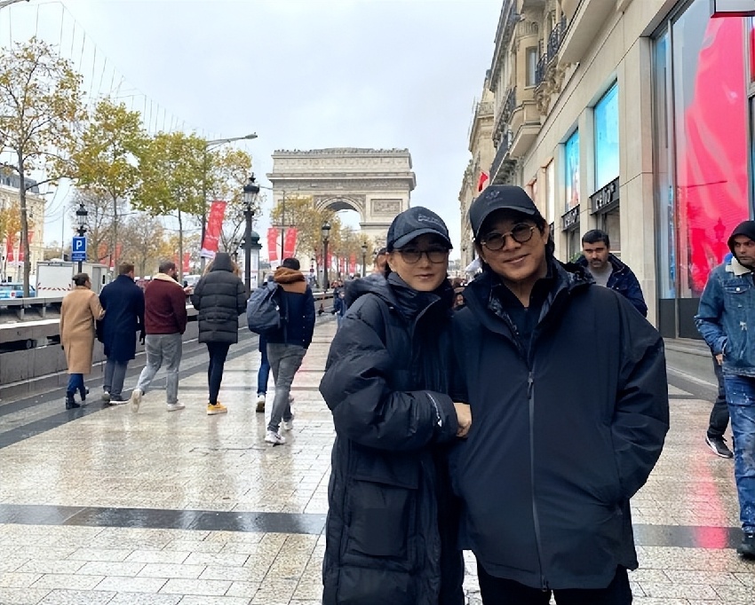 李連杰發文談與利智婚姻現狀:在家穿情侶T恤,打乒乓球不爭輸贏