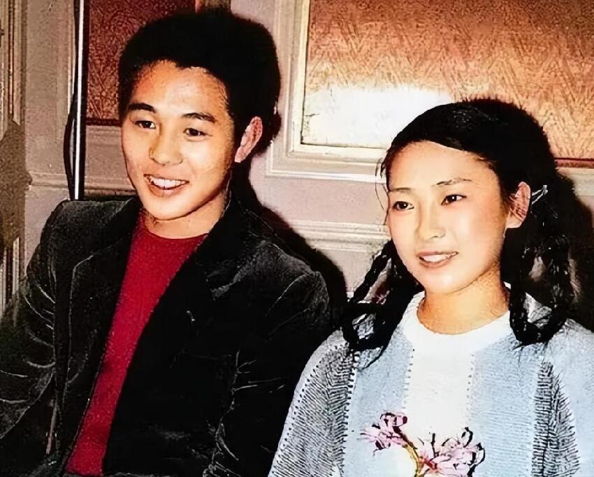 李連杰發文談與利智婚姻現狀:在家穿情侶T恤,打乒乓球不爭輸贏
