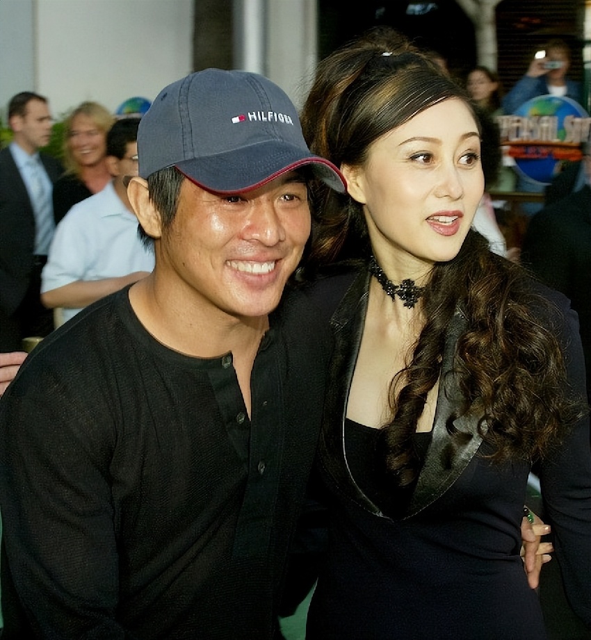 李連杰發文談與利智婚姻現狀:在家穿情侶T恤,打乒乓球不爭輸贏