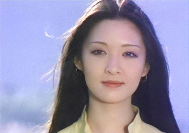 認祖歸宗！胡因夢手持NDA宣佈生父，萬萬沒想到竟然是他？私生女當場泣不成聲