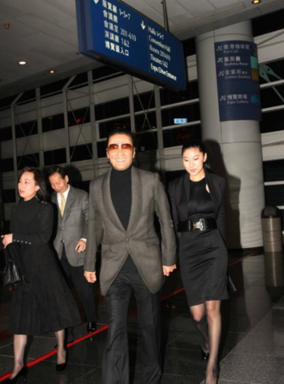 香港知名爺孫戀再曝猛料！男星為追小49歲女友，借女兒珠寶撐場面