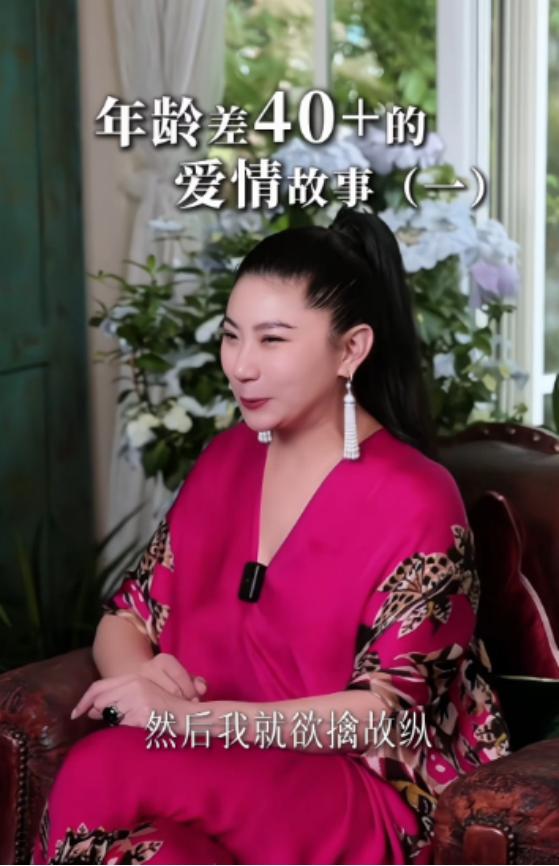 香港知名爺孫戀再曝猛料！男星為追小49歲女友，借女兒珠寶撐場面