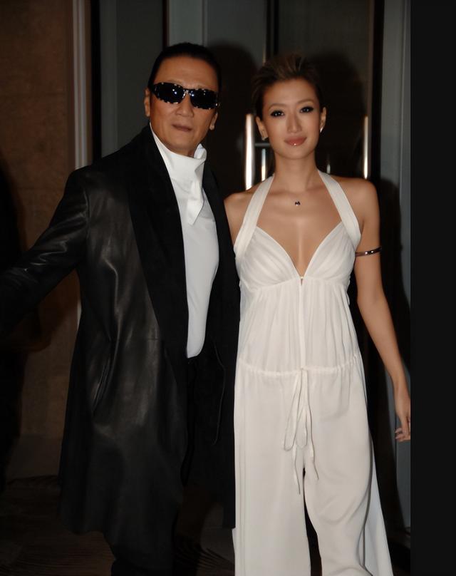 香港知名爺孫戀再曝猛料！男星為追小49歲女友，借女兒珠寶撐場面