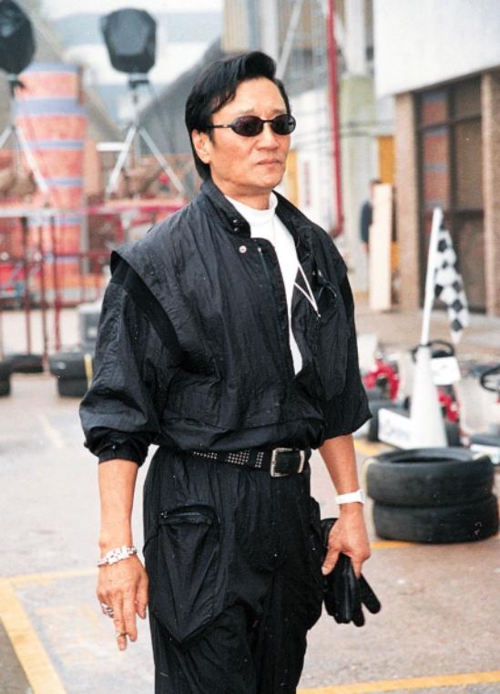 香港知名爺孫戀再曝猛料！男星為追小49歲女友，借女兒珠寶撐場面