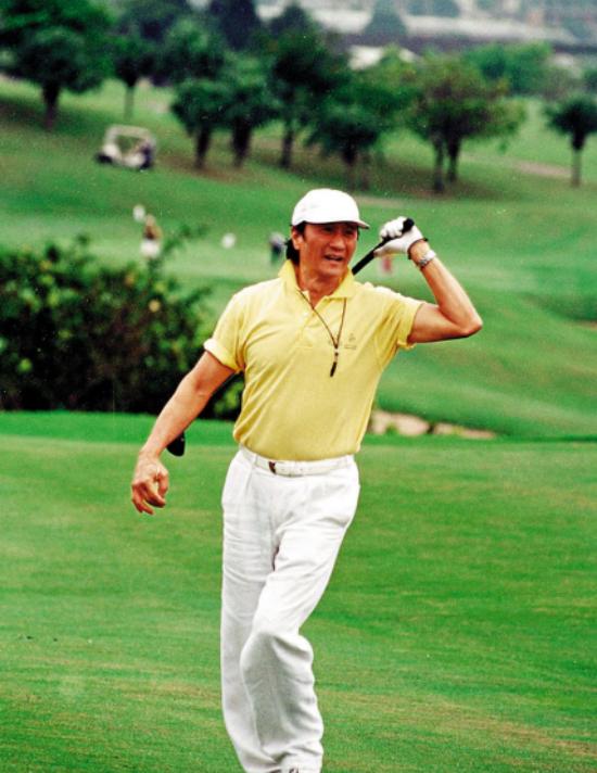 香港知名爺孫戀再曝猛料！男星為追小49歲女友，借女兒珠寶撐場面