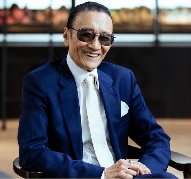 香港知名爺孫戀再曝猛料！男星為追小49歲女友，借女兒珠寶撐場面