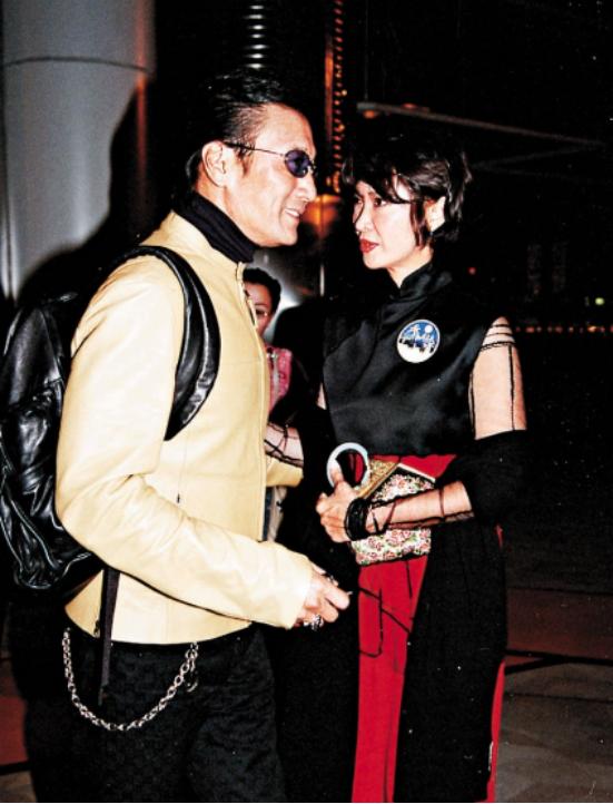 香港知名爺孫戀再曝猛料！男星為追小49歲女友，借女兒珠寶撐場面