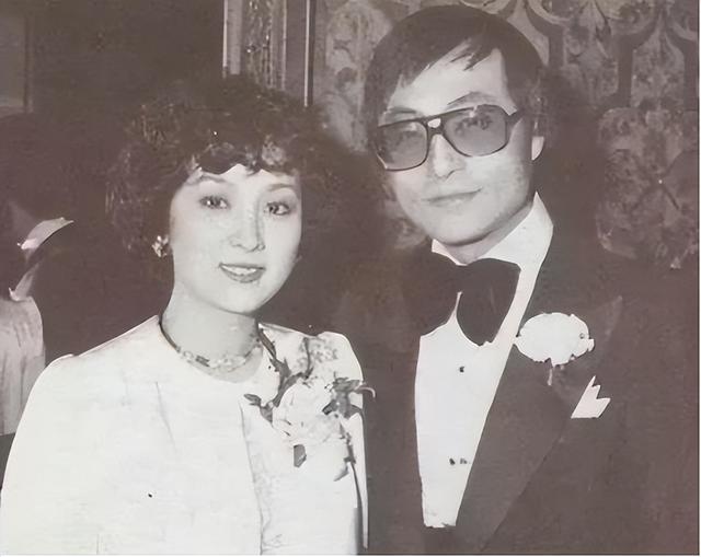 香港知名爺孫戀再曝猛料！男星為追小49歲女友，借女兒珠寶撐場面