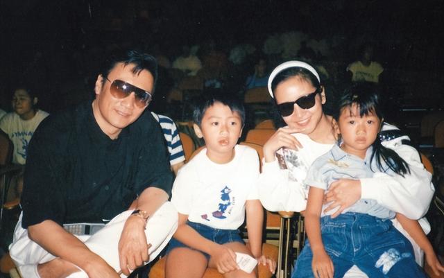 香港知名爺孫戀再曝猛料！男星為追小49歲女友，借女兒珠寶撐場面