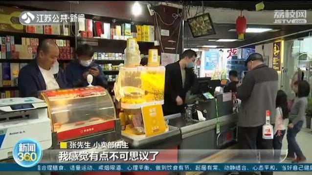 雜貨店買圓規「13歲男童不斷講電話」老闆一聽立馬搶走手機　「打開看螢幕」瞬間心涼：太晚了