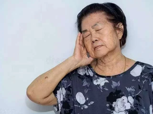 我就一個女兒，她很孝順大家都羨慕我… 我60歲生日時「她大手筆送我貴重的金手鐲」在飯店開桌幫我慶生！　開飯時「她和女婿宣布重大消息」我卻再也笑不出來：不孝女