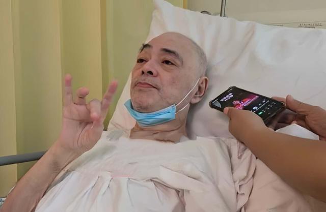 突發！香港知名歌手身上潰爛緊急送醫，痛到咬手指罵髒話