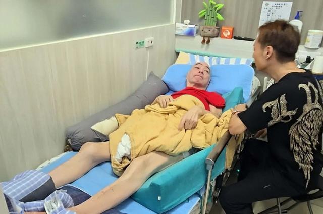 突發！香港知名歌手身上潰爛緊急送醫，痛到咬手指罵髒話
