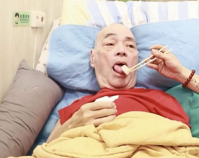 突發！香港知名歌手身上潰爛緊急送醫，痛到咬手指罵髒話