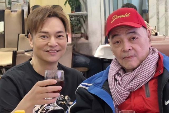 突發！香港知名歌手身上潰爛緊急送醫，痛到咬手指罵髒話