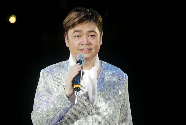 突發！香港知名歌手身上潰爛緊急送醫，痛到咬手指罵髒話