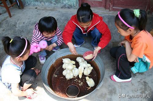 「我超期待退休！退休前我就規劃好生活，想去學跳舞、去旅遊，結果我退休隔天媳婦就打來給我2個選擇：『媽，您是要帶孫子，還是每月給我1萬8退休金?』」 # 接下來兒子出聲了