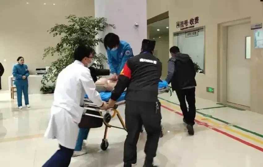 40歲女「高燒3天不退後心臟衰竭」查不出病！ 老醫生脫下她褲子「真相曝光」大家都愣了：完全沒想到…