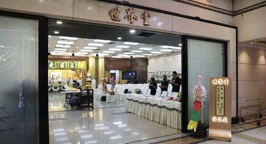 一路走好!徐少強夫婦在香港舉辦喪禮,舊愛雪梨「放下恩怨」現身靈堂