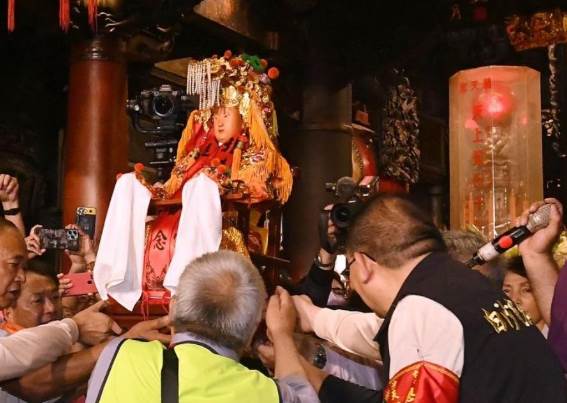媽祖真的顯靈了！白沙屯媽祖竟突然開口說話，警告臺民：4月底台灣有大事發生！數萬人目睹拍下神奇一幕