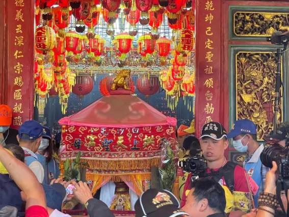 媽祖真的顯靈了！白沙屯媽祖竟突然開口說話，警告臺民：4月底台灣有大事發生！數萬人目睹拍下神奇一幕
