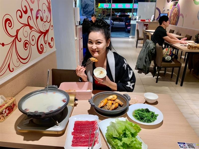 走過乳癌復發低潮！資深女星王小芬驚傳低潮發文，切除手術後現身飯店休養，坦言：真的太累了！