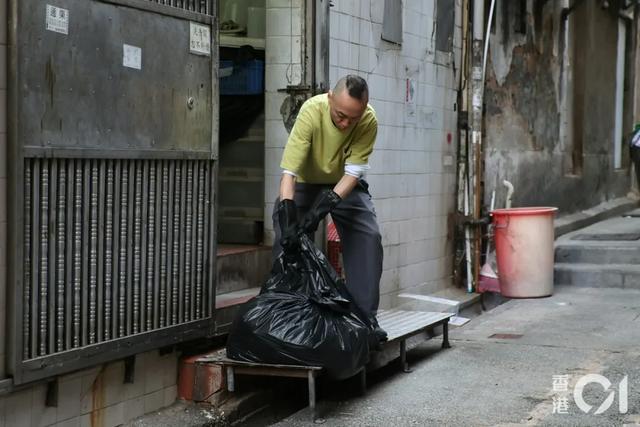 港星戴耀明沒劇拍轉做服務員，網友以為在拍節目，直言需時間適應