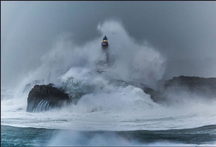 世界上最危險的燈塔，常年被巨浪衝擊，守衛是世界上最勇敢的人