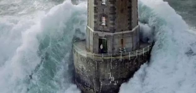 世界上最危險的燈塔，常年被巨浪衝擊，守衛是世界上最勇敢的人