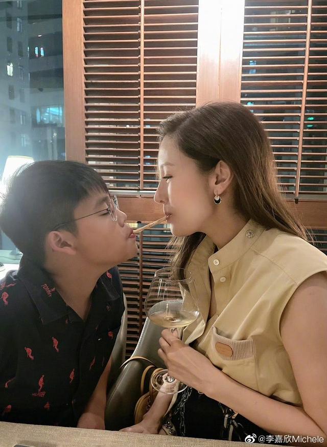 最美港姐李嘉欣飛國外探望兒子!小傢伙暴風式長高,被贊長腿歐巴