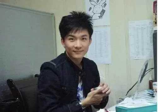 知名主持人驚傳凌晨墜樓，享年32歲