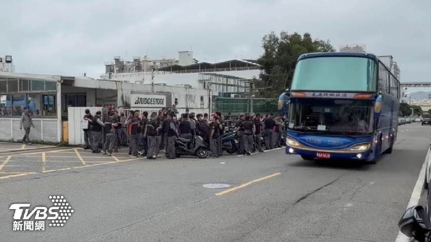 快訊／國際大廠爆「台灣大裁員」！551人全失業，遊覽車當場載走