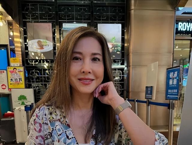 56歲性感女神相約亞視藝人聚會，近期頻繁回港搵食，疑為復出鋪路