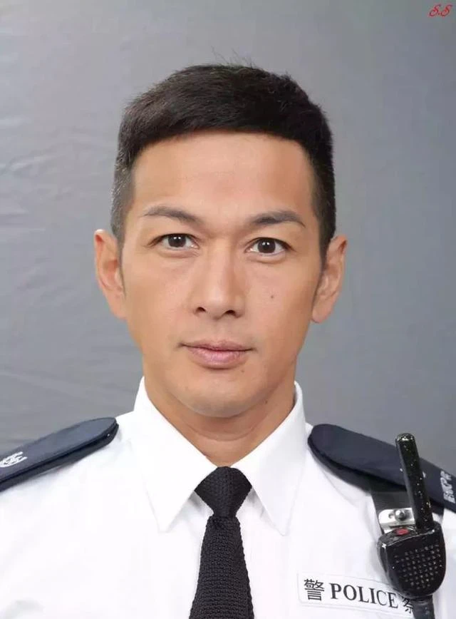 他是無線新5虎之一，姐夫是TVB高層，娶上市老闆女生3孩超級顧家