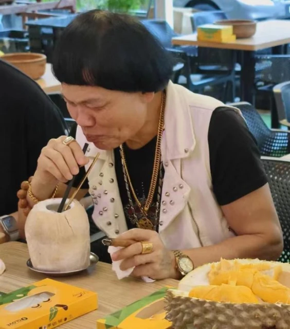 近況曝光！69歲港知名丑角身材樣貌無走樣，轉戰內地更升級當老闆