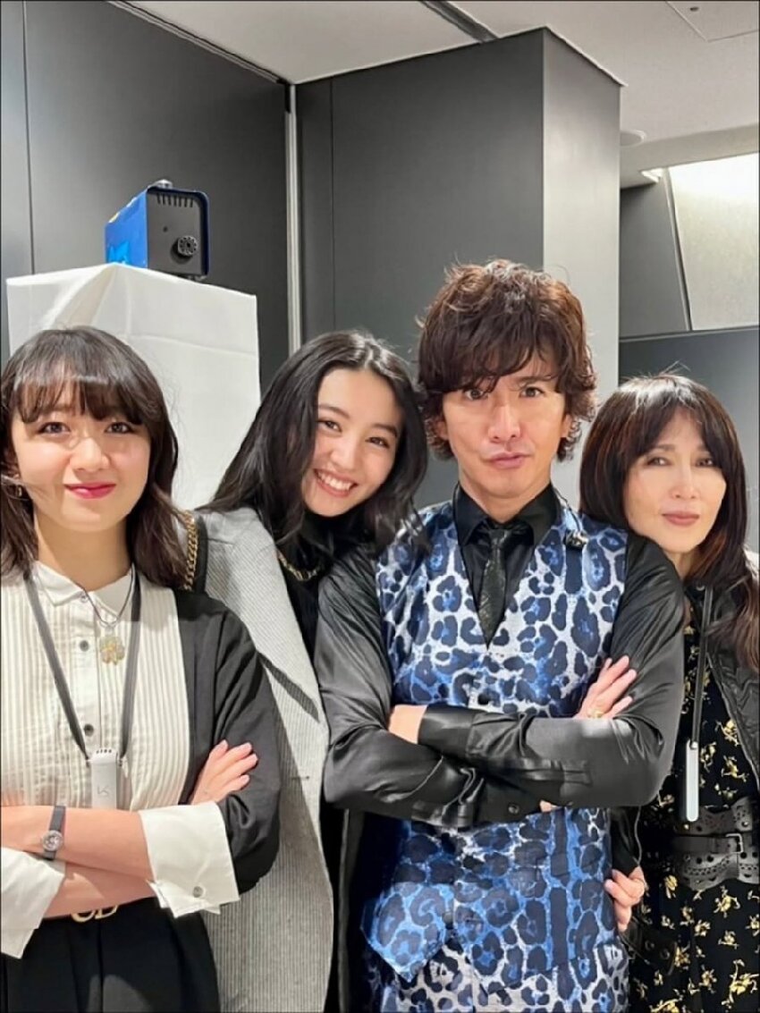 邱淑貞攜女與工藤靜香聚會，打扮素雅好溫婉，倆星媽氣質不相上下