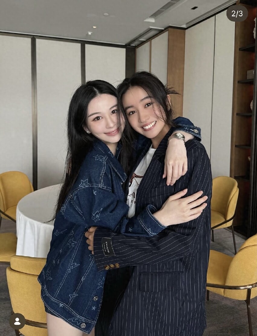 邱淑貞攜女與工藤靜香聚會，打扮素雅好溫婉，倆星媽氣質不相上下