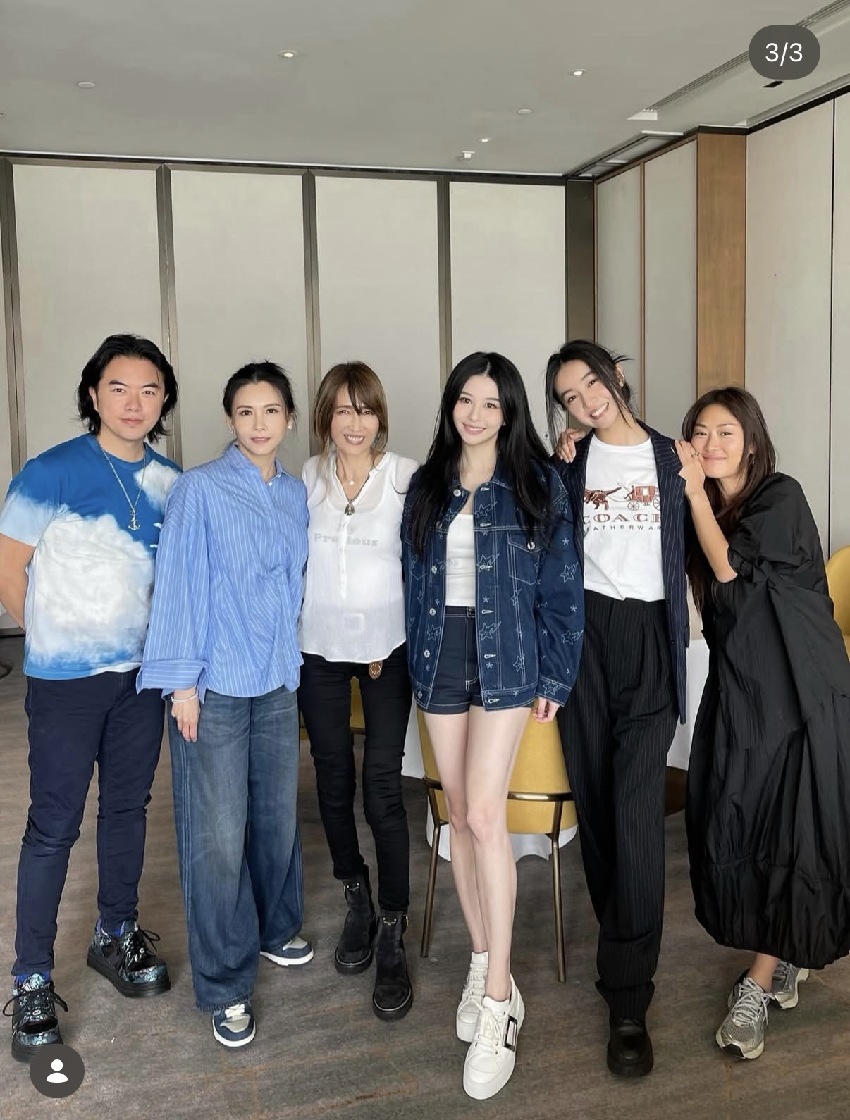 邱淑貞攜女與工藤靜香聚會，打扮素雅好溫婉，倆星媽氣質不相上下