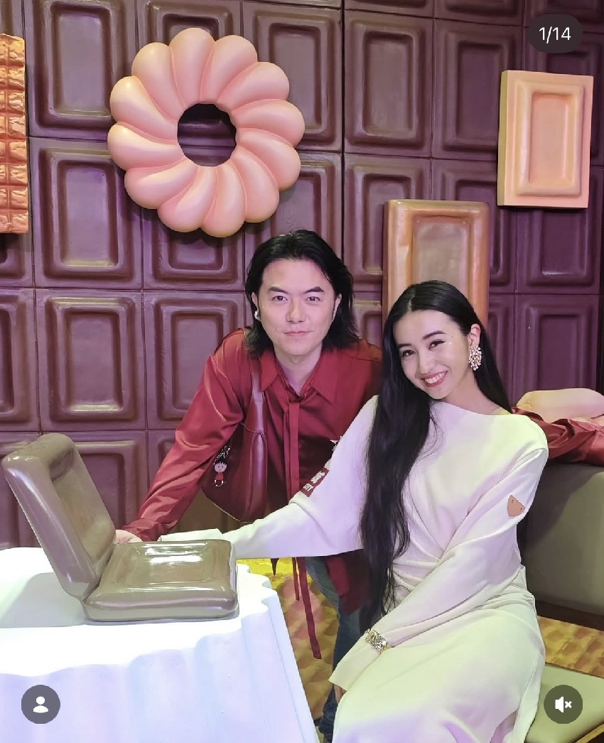 邱淑貞攜女與工藤靜香聚會，打扮素雅好溫婉，倆星媽氣質不相上下