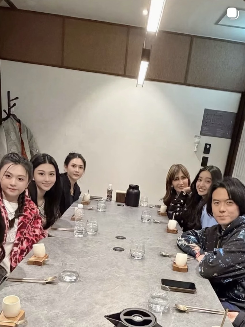 邱淑貞攜女與工藤靜香聚會，打扮素雅好溫婉，倆星媽氣質不相上下