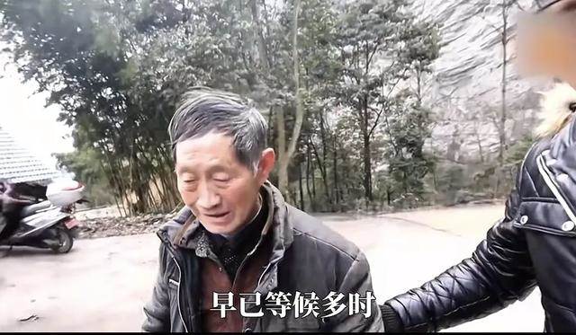女兒私訂終身！「一走26年沒回娘家」老父親苦苦哀求，直到「女婿帶著她現身」真相終於大白