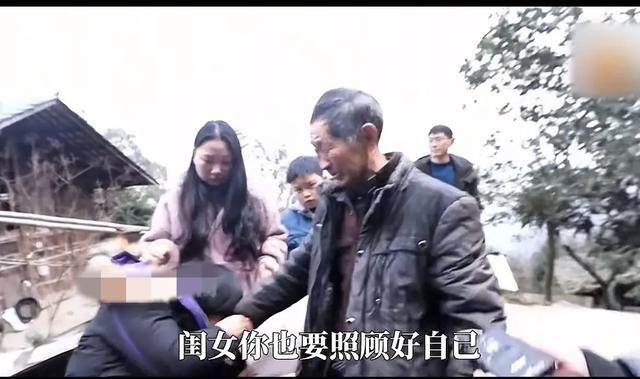 女兒私訂終身！「一走26年沒回娘家」老父親苦苦哀求，直到「女婿帶著她現身」真相終於大白