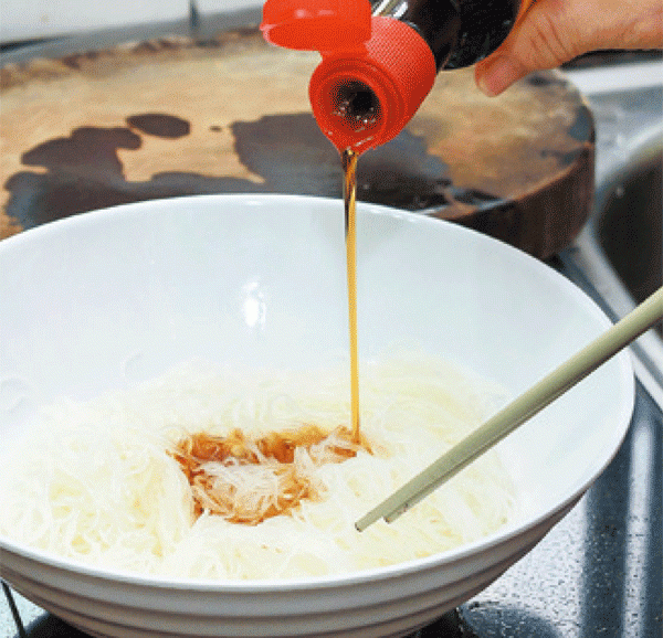 紅燒排骨米粉  BRAISED PORK CHOPS ON vermicelli