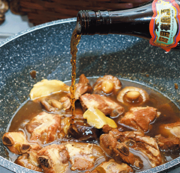 紅燒排骨米粉  BRAISED PORK CHOPS ON vermicelli