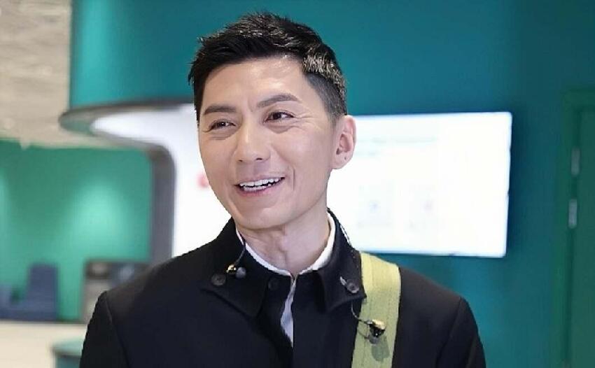 44歲袁偉豪與舊老闆鍾鎮濤聚會，一臉愁容好憔悴，已兩年無劇可拍