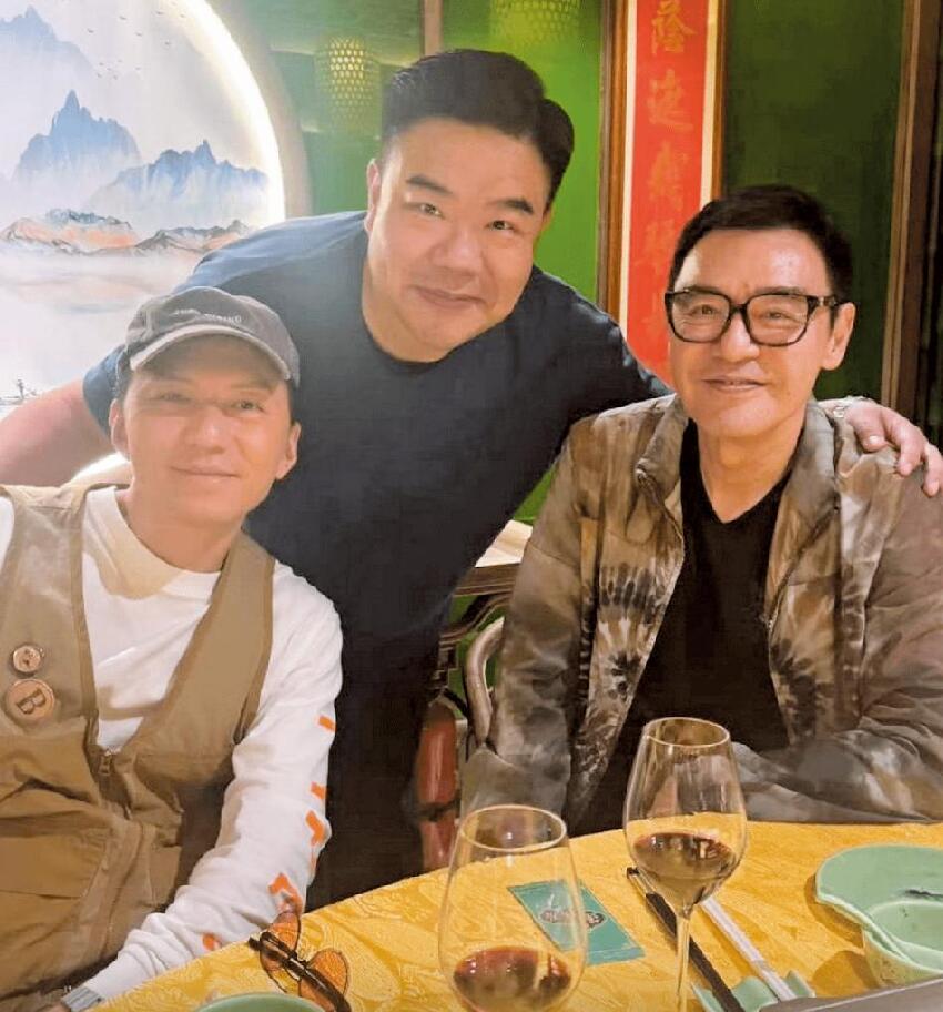 44歲袁偉豪與舊老闆鍾鎮濤聚會，一臉愁容好憔悴，已兩年無劇可拍