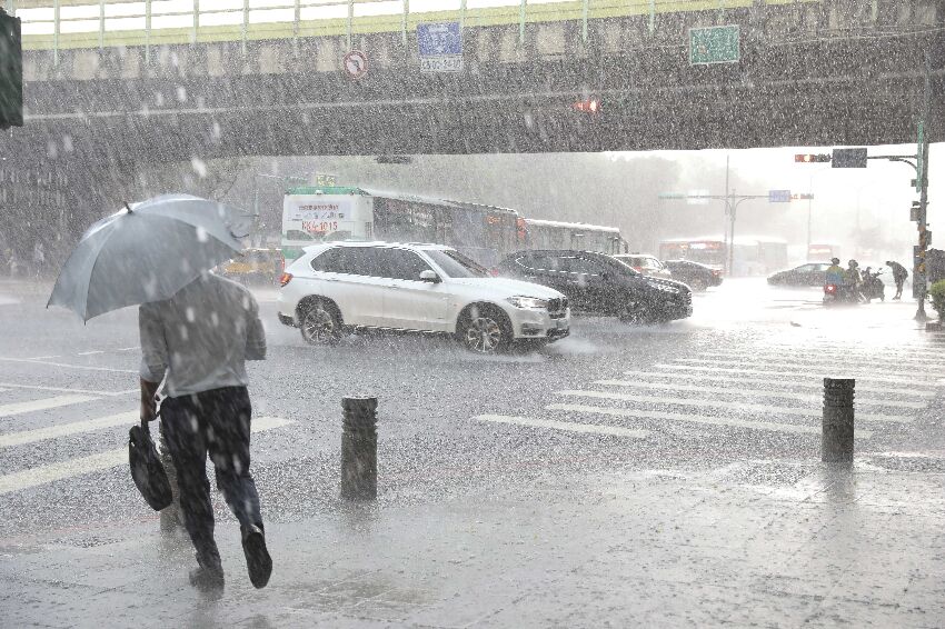 厚衣還不能收！專家曝「這2天雨彈猛砸」冷空氣南下